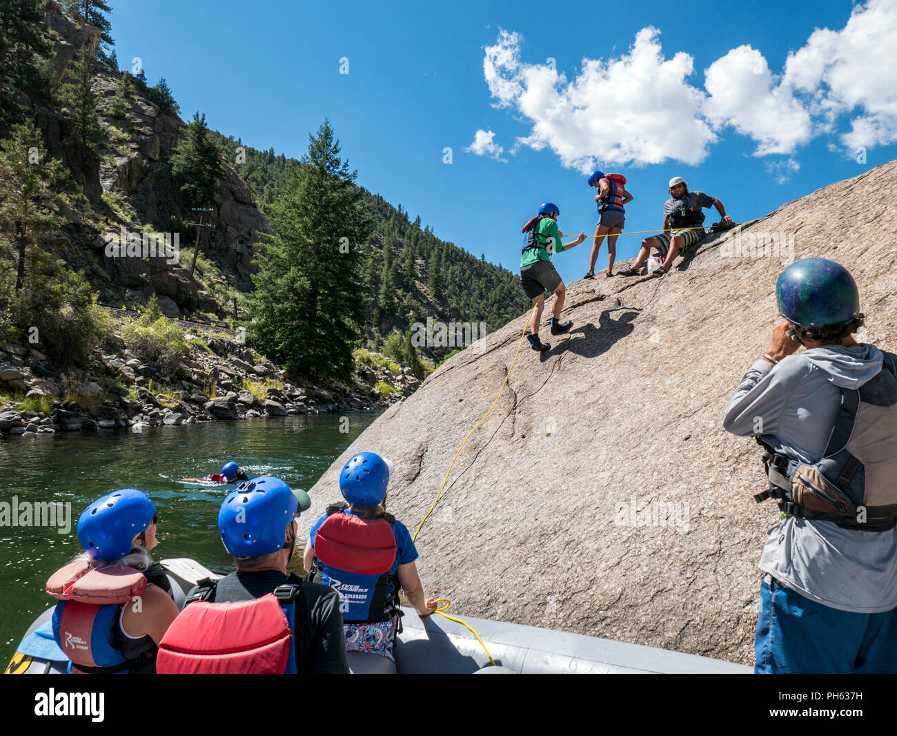 Rafters arrampicata a saltare da una roccia in Arkansas River; Browns canyon Monumento nazionale; Colorado; USA Foto Stock