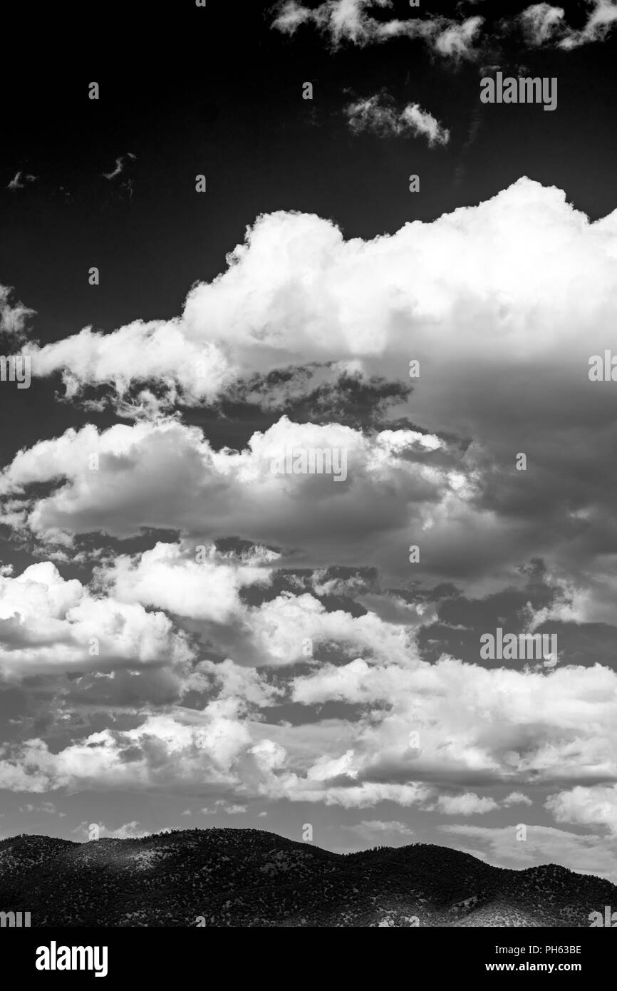 Bianco & Nero vista puffy white cumulus nuvole contro un chiaro blu centrali cielo Colorado; USA Foto Stock