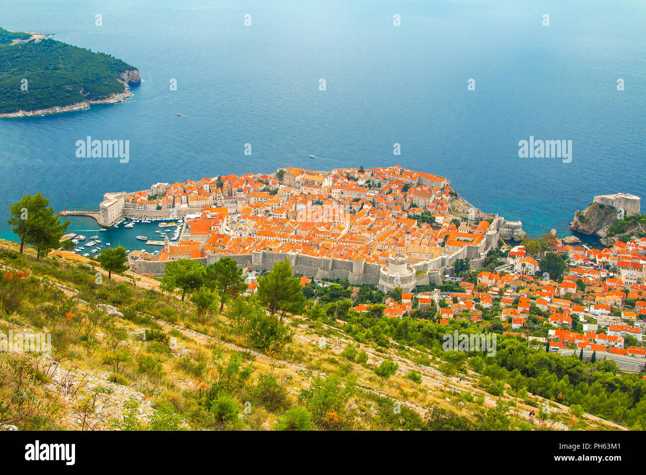 Dubrovnik, Croazia, vista panoramica sulla città vecchia da hill, isola di Lokrum in background Foto Stock