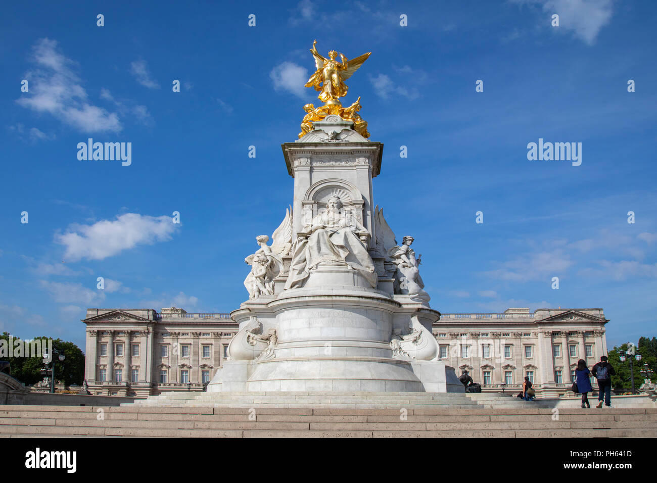 Il memoriale della Victoria di fronte a Buckingham Palace a Londra Inghilterra sede del monarca del Regno Unito Foto Stock