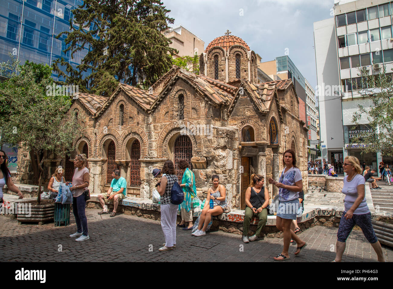 Chiesa di Panagia Kapnikarea ad Atene in Grecia moderno quartiere dello shopping Foto Stock