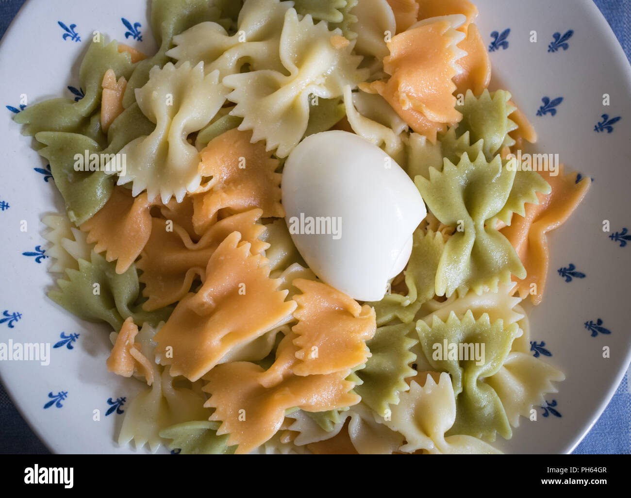 Delizioso piatto di pasta colorata cotti con un uovo Foto Stock