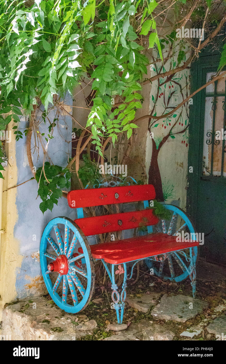 Classic strade con panca e alberi di Atene in Grecia Foto Stock