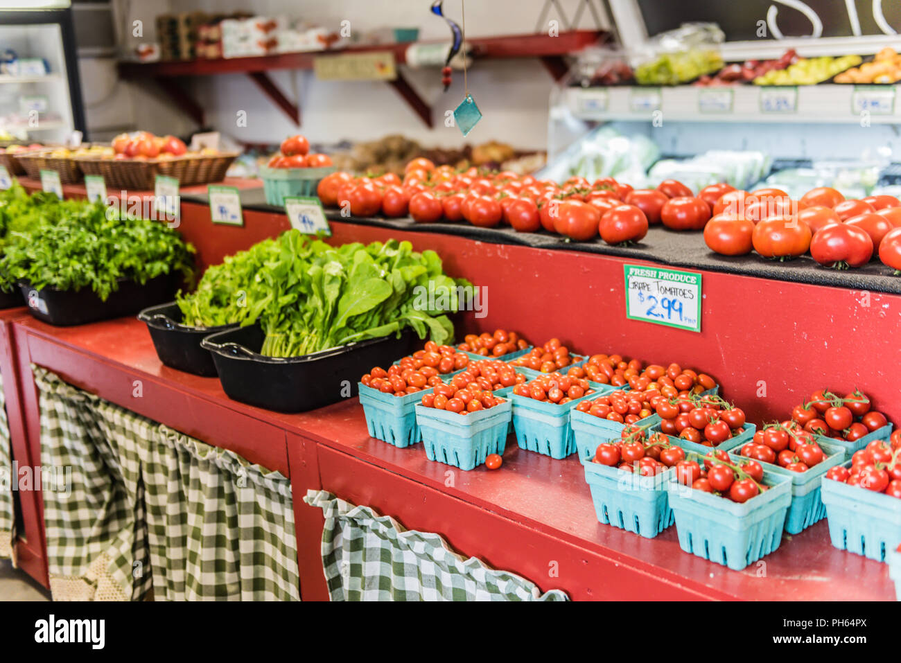 Pomodori ciliegia e altri ortaggi a paese drogheria. Foto Stock