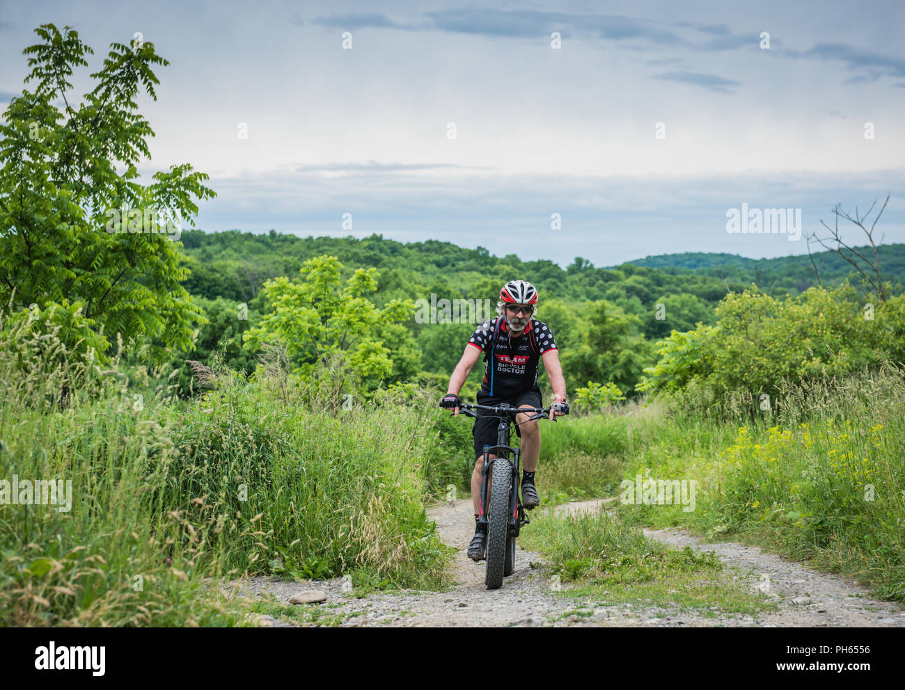 Boccola di pino, NY /USA - giugno 9, 2018: Ricco di ampolla, proprietario della bicicletta medico, mountain bikes a Highland Lakes State Park in Upstate, NY. Foto Stock