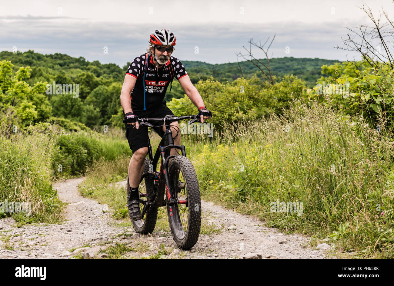 Boccola di pino, NY /USA - giugno 9, 2018: Ricco di ampolla, proprietario della bicicletta medico, mountain bikes a Highland Lakes State Park in Upstate, NY. Foto Stock