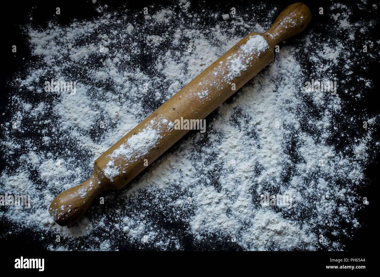 La farina in un barattolo di vetro con il mattarello e covoni di grano Foto  stock - Alamy