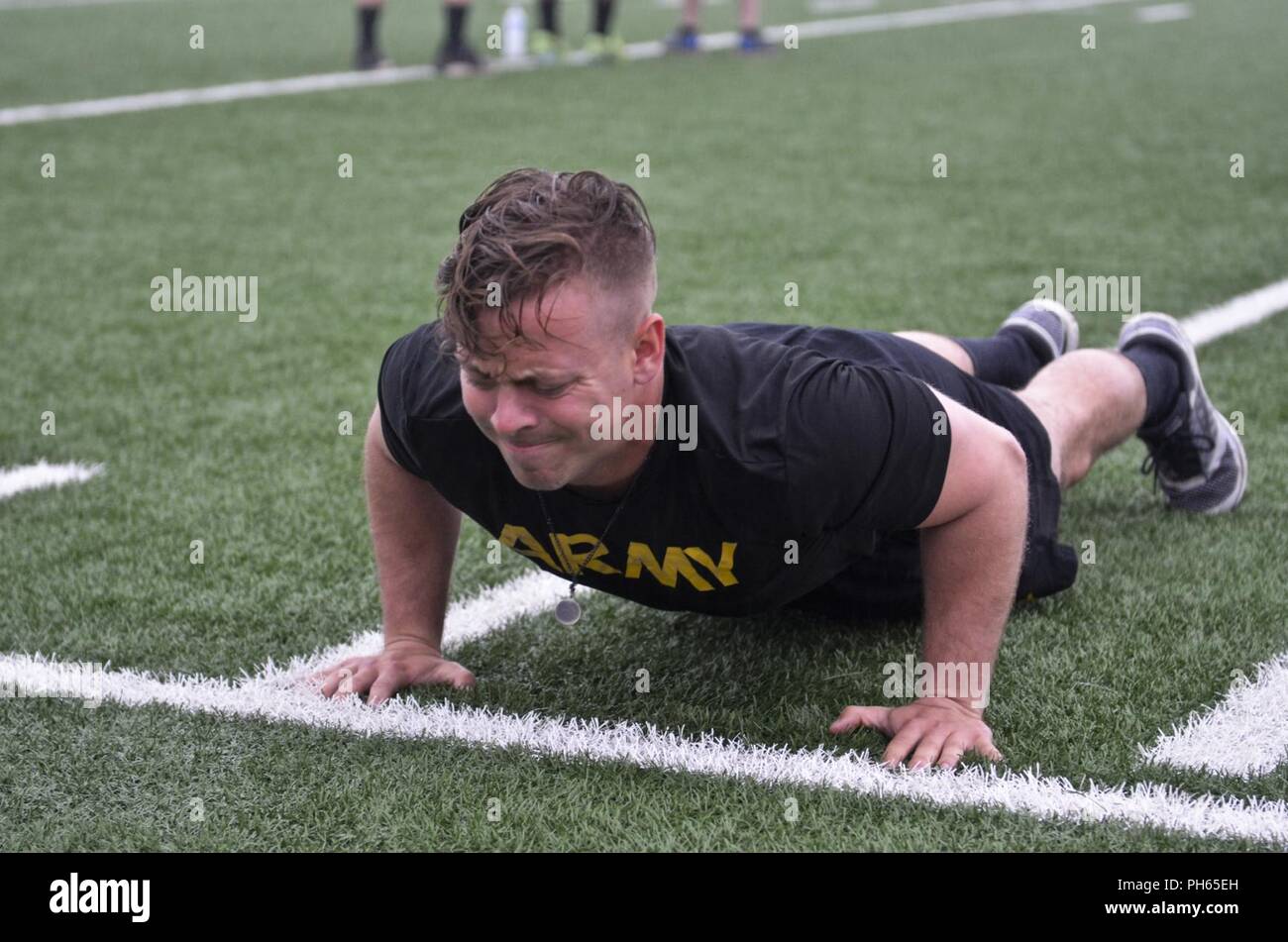 I concorrenti dal 1° Brigata corazzate contro la squadra, terza divisione di fanteria durante l'esercito Fisica porzione di prova della brigata meglio Medic la concorrenza. ( Foto Stock
