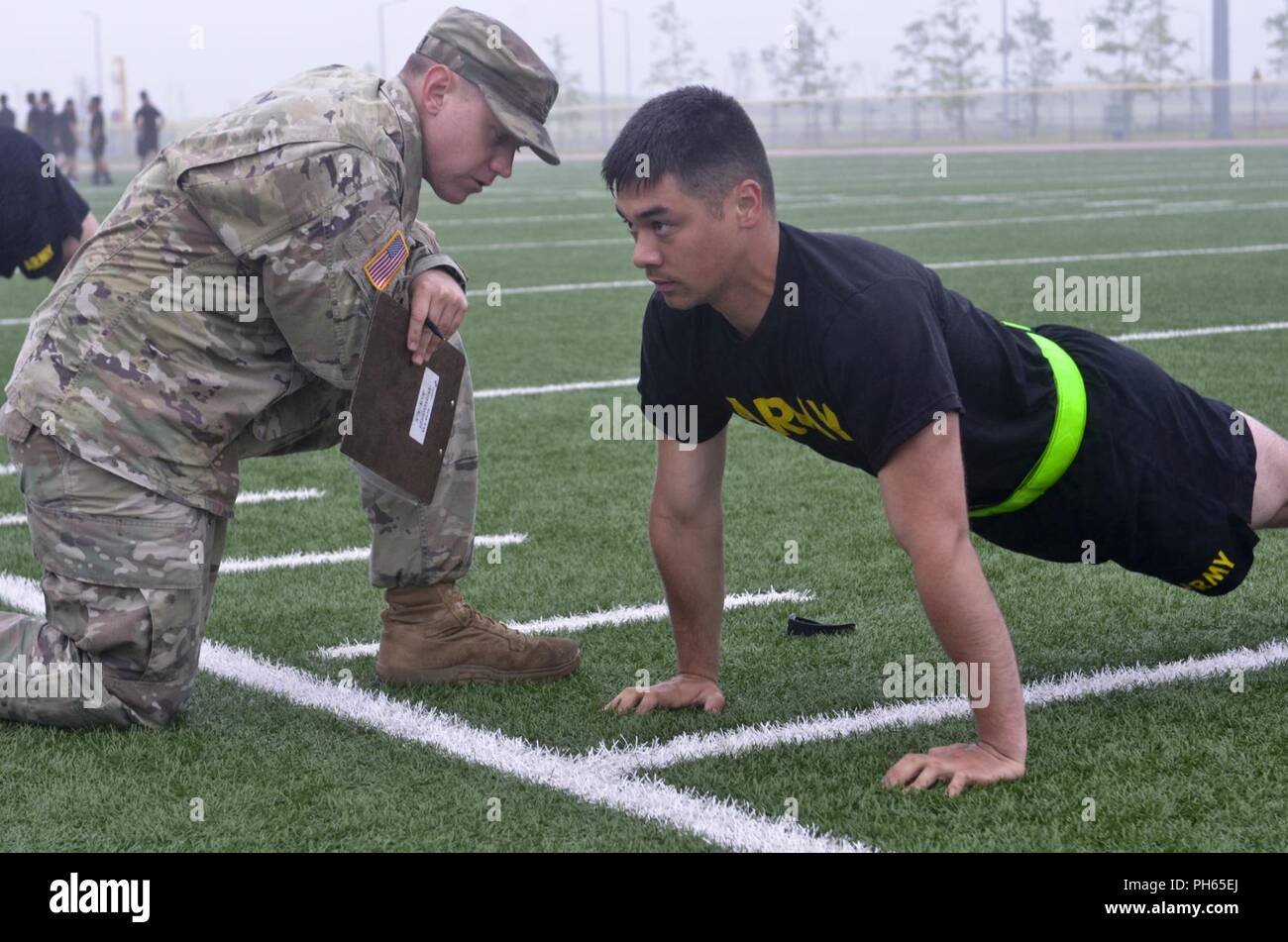 I concorrenti dal 1° Brigata corazzate contro la squadra, terza divisione di fanteria durante l'esercito Fisica porzione di prova della brigata meglio Medic la concorrenza. ( Foto Stock