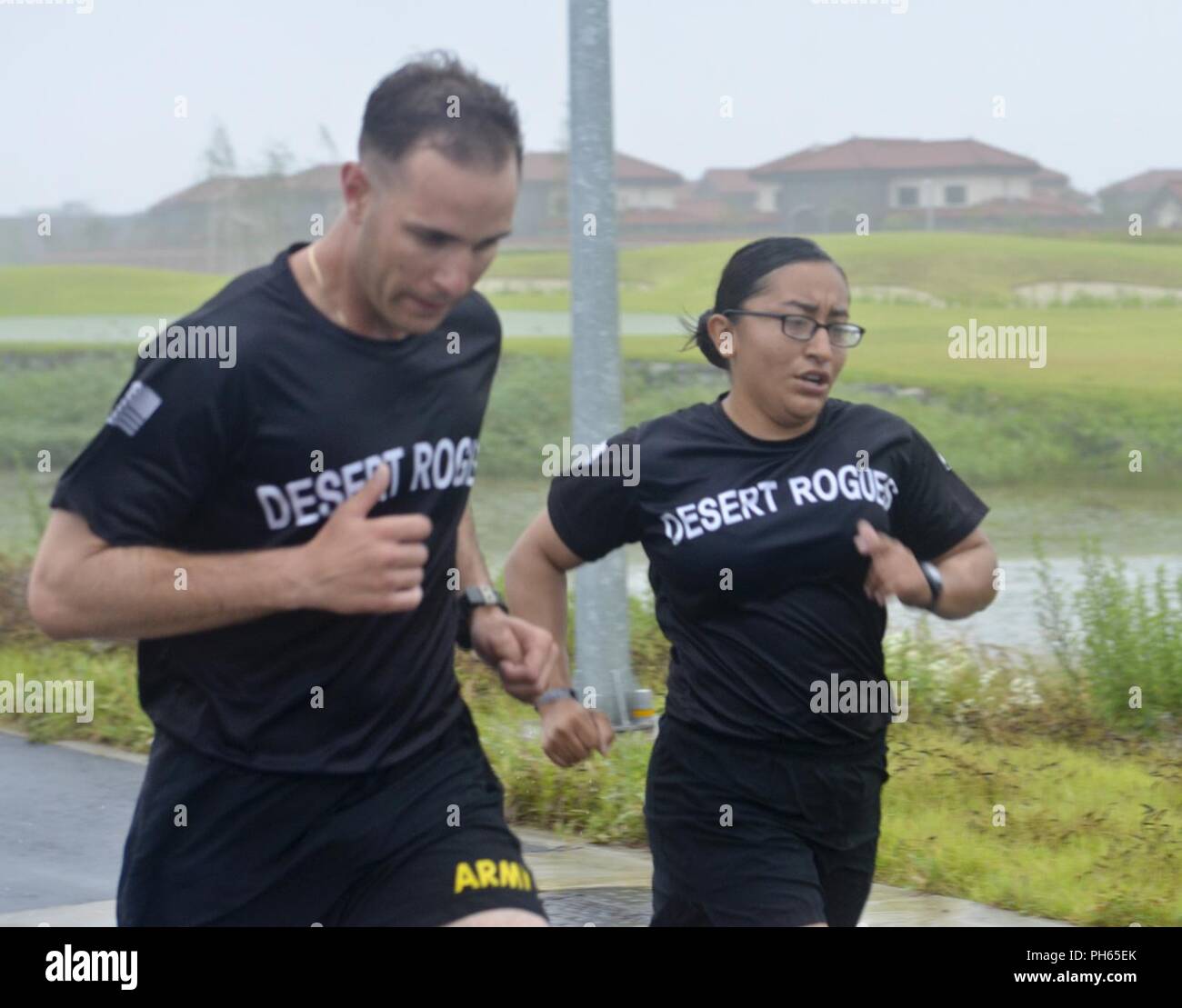 I concorrenti dal 1° Brigata corazzate contro la squadra, terza divisione di fanteria durante l'esercito Fisica porzione di prova della brigata meglio Medic la concorrenza. ( Foto Stock