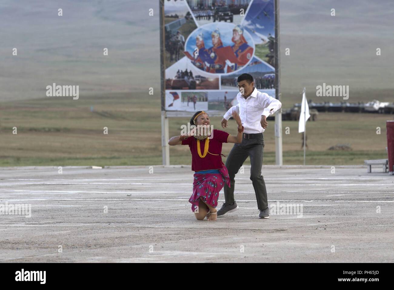 In Nepal i soldati dell esercito eseguire la danza contemporanea Giugno 24, 2018 durante la loro nazione evento culturale, che è una parte di ricerca Khaan 2018 a cinque colline Area Formazione e Mongolia. Khaan Quest è un combinato (multinazionale) giunto (multi-service) esercizio di formazione intese a rafforzare le capacità degli Stati Uniti, mongola e altre nazioni partner internazionali in operazioni a sostegno della pace. Foto Stock