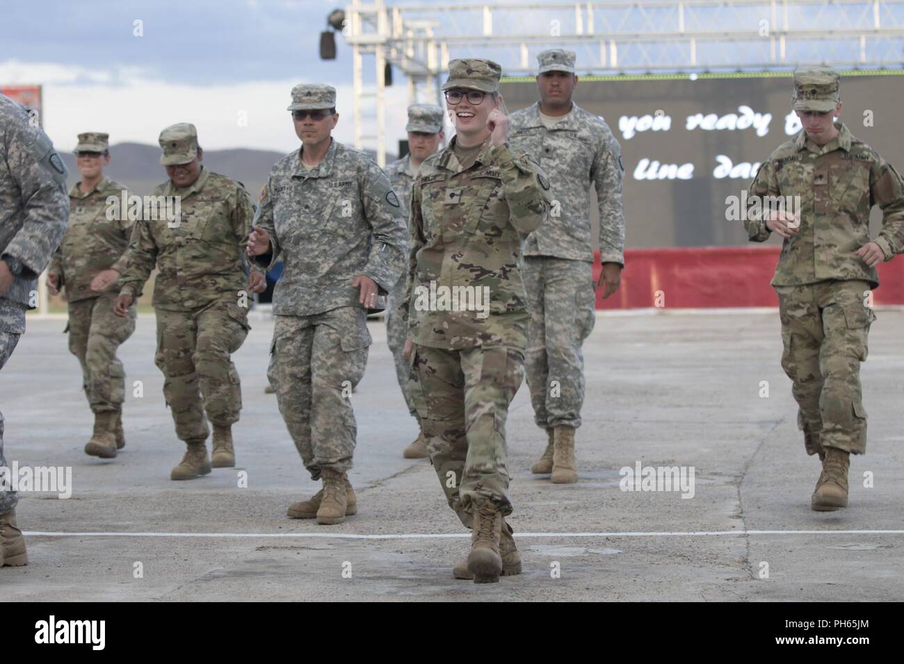 Stati Uniti Esercito Nazionale soldati di guardia eseguire una linea dance 24 Giugno 2018 durante la cultura americana di notte, come parte della ricerca Khaan 2018 a cinque colline Area Formazione e Mongolia. Khaan Quest è un combinato (multinazionale) giunto (multi-service) esercizio di formazione intese a rafforzare le capacità degli Stati Uniti, mongola e altre nazioni partner internazionali in operazioni a sostegno della pace. Foto Stock