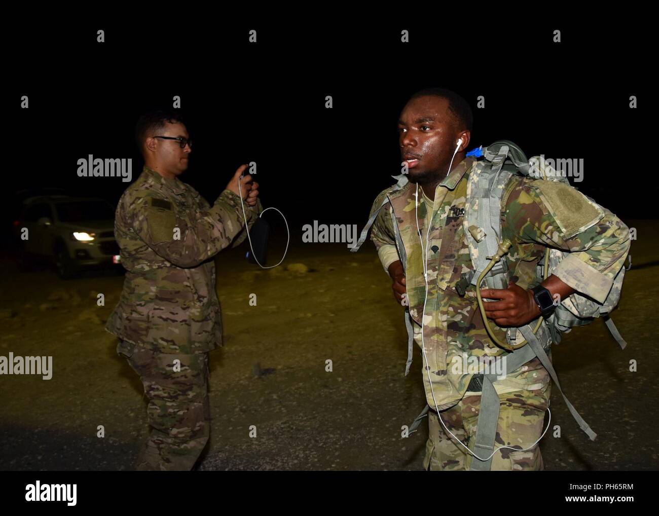 Stati Uniti Army Spc. Anthony Niles, una batteria di Charlie missili Patriot manutentore, 5-52 Difesa aerea artiglieria, resta concentrato durante un 12-Mile ruck Marzo, Giugno 19, 2018 at Al Udeid Air Base, in Qatar. Niles, insieme con altri 15 concorrenti portato un minimo di 30lbs nel loro spiegazzature durante un guerriero della migliore concorrenza. Foto Stock