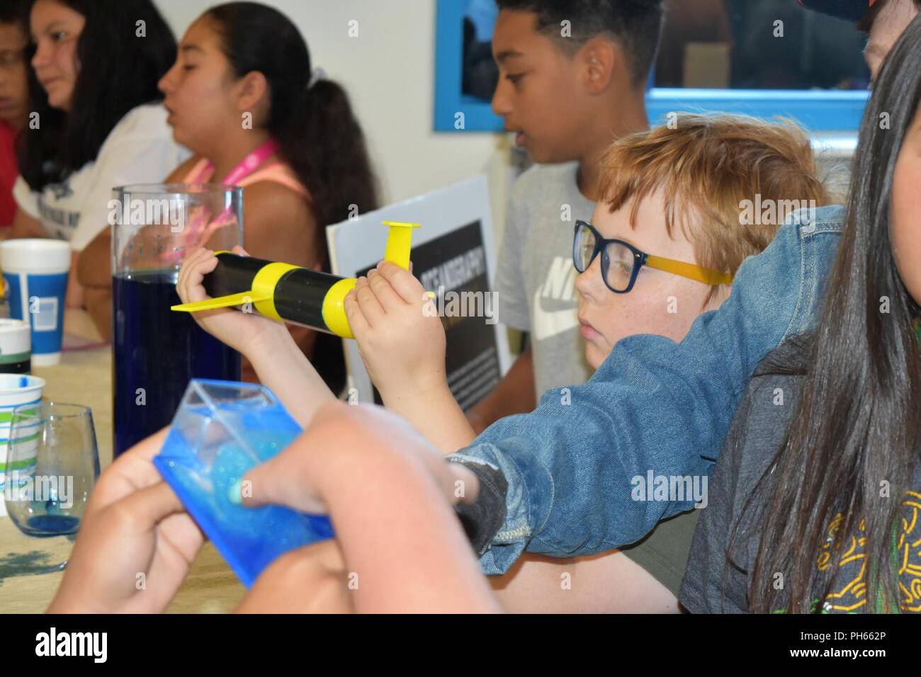 RENO, Nev. (22 giugno 2018) gli studenti presso il centro di Pennington Club per ragazzi e ragazze in Reno avere esperienza pratica con la meteorologia marina e oceanografia attrezzatura durante la settimana della Marina. I marinai e i civili dalla meteorologia e oceanografia il comando uniti a quelli provenienti da molte altre unità per rappresentare la marina nel Reno. Navy settimana programmi servono come NEGLI STATI UNITI Navy Il principale sforzo di divulgazione in aree del paese che la mancanza di una significativa presenza della Marina Militare, aiutando gli americani a capire che il loro Marina è distribuito in tutto il mondo, circa l'orologio, pronto a difendere l'America in tutti i tempi. Foto Stock