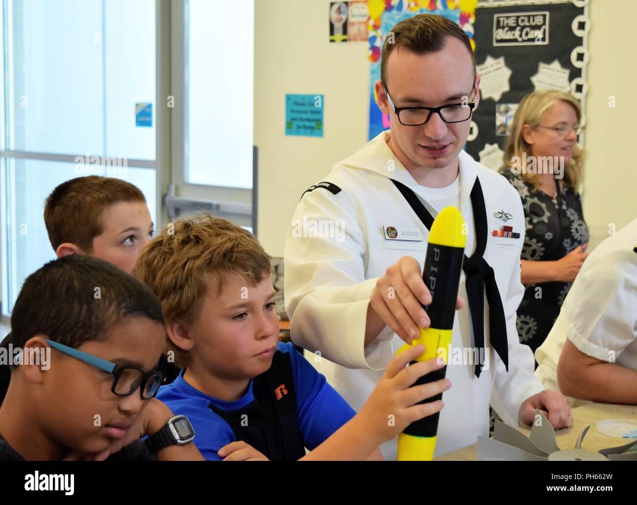 RENO, Nev. (22 giugno 2018) Aérographe compagno del 2a classe Sean Leonhardy della flotta centro meteo San Diego dimostra la meteorologia e oceanografia attrezzature per gli studenti presso il centro di Pennington Club per ragazzi e ragazze in Reno. Leonhardy, di Mosca, Idaho, era in città per la Settimana della Marina. Navy settimana programmi servono come NEGLI STATI UNITI Navy Il principale sforzo di divulgazione in aree del paese che la mancanza di una significativa presenza della Marina Militare, aiutando gli americani a capire che il loro Marina è distribuito in tutto il mondo, circa l'orologio, pronto a difendere l'America in tutti i tempi. Foto Stock