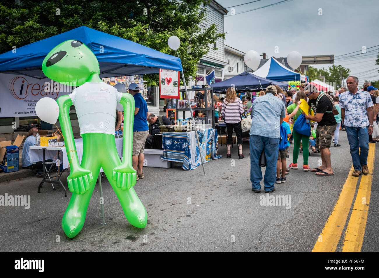 Boccola di pino, NY /USA - giugno 9, 2018: plastica verde guardie aliene fiera. Foto Stock