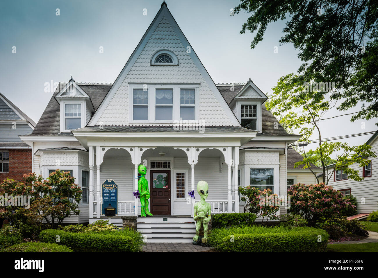 Boccola di pino, NY /USA - giugno 9, 2018: grande verde alieni guardia alla casa vittoriana. Foto Stock