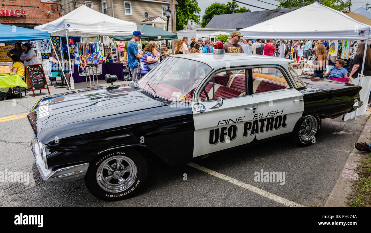 Boccola di pino, NY /USA - giugno 9, 2018: bianco e nero UFO auto di pattuglia. Foto Stock