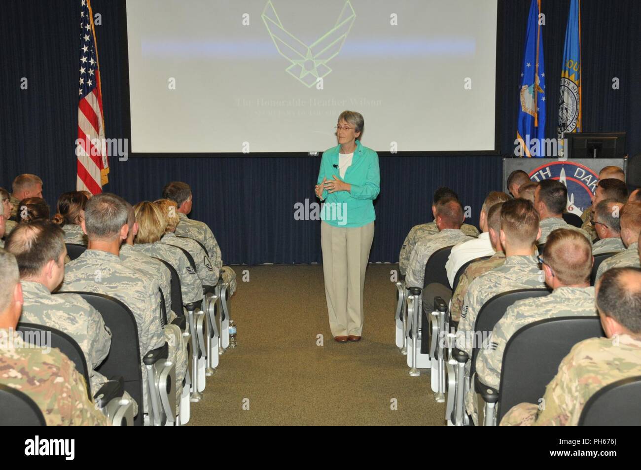 Gli onorevoli Heather Wilson, Segretario della Air Force, indirizzo membri della 114Fighter Wing durante un municipio incontro, Joe Foss Campo, S.D., Giugno 26. Le Forze aeree due priorità, secondo Wilson, sono pronti e la modernizzazione. La 114Fighter Wing incarna questi obiettivi. Foto Stock