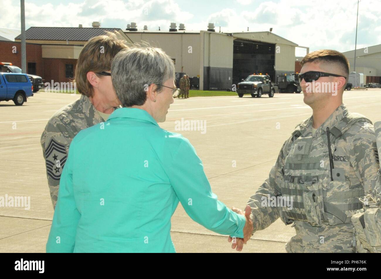 Il personale Sgt. Cole Johnson, 114delle forze di sicurezza Squadron, ha la possibilità di agitare le mani e parlare con gli onorevoli Heather Wilson, Segretario della Air Force, a Joe Foss campo Giugno 26. Le Forze aeree due priorità, secondo Wilson, sono pronti e la modernizzazione. La 114Fighter Wing incarna questi obiettivi. Foto Stock