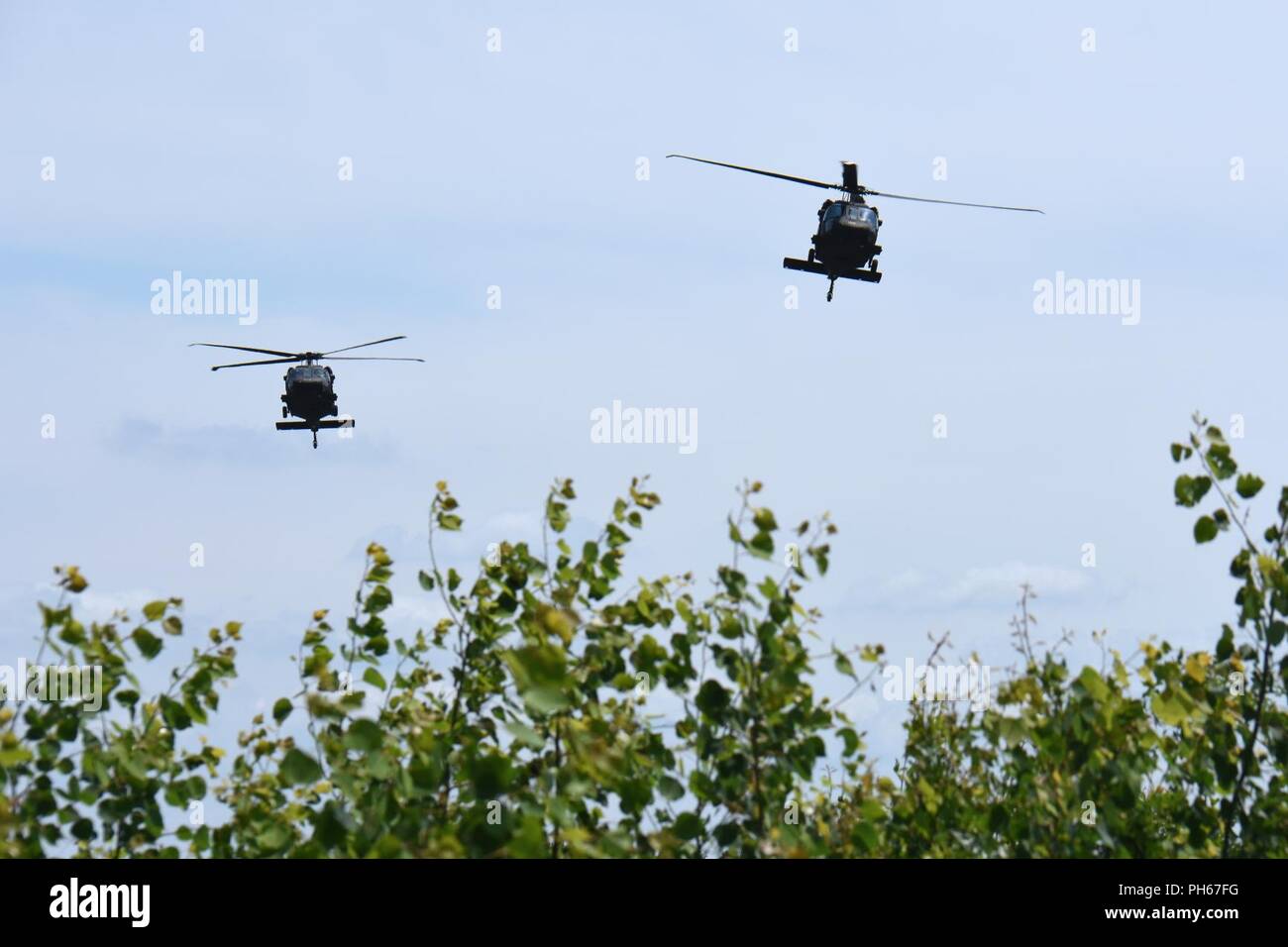 UH-60 Black Hawk elicotteri assegnato all'esercito Wisconsin guardia nazionale del primo battaglione, 147th reggimento di aviazione in Madison cerca la posizione di una simulazione pilota abbattuto in legno di latifoglia armi aria-terra gamma nel Wisconsin centrale Giugno 26, 2018 come parte del CSAREX '18 Lotta contro la ricerca e il salvataggio di esercizio. Membri del Wisconsin la Guardia Nazionale di 115Fighter Wing, 128Air Control Squadron e 1° Battaglione, 147th reggimento aviazione uniti aviatori assegnati al Maryland Air National Guard dell'ala 175a Volk campo Combat Readiness Training Center per l'esercizio annuale destinato a fa Foto Stock