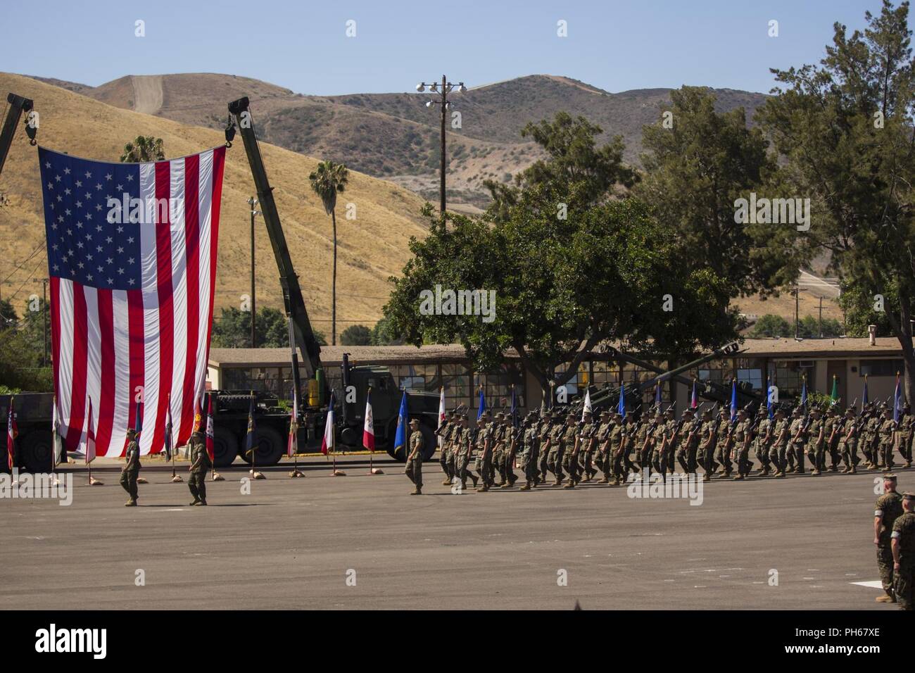 Stati Uniti Marines con 2° Battaglione, xi reggimento Marini, 1° Divisione Marine, marzo in posizione durante un cambio del comando cerimonia al Marine Corps base Camp Pendleton, California, 26 giugno 2018. La modifica del comando cerimonia ha rappresentato il passaggio ufficiale delle autorità del comandante offgoing, Lt. Col Patrick F. Eldridge, per il comandante in arrivo, Lt. Col. Caleb Hyatt. Foto Stock