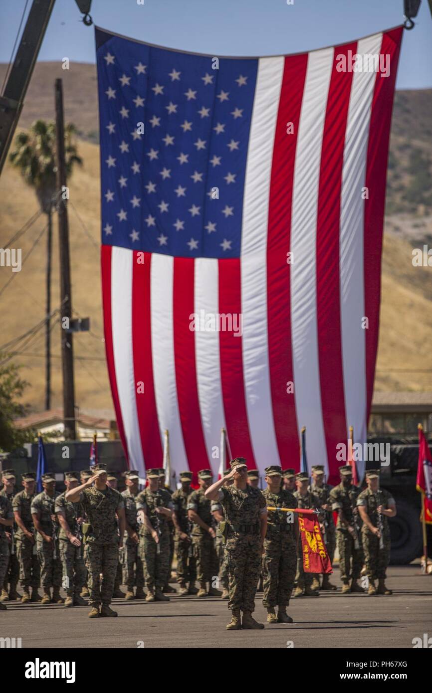 Stati Uniti Marines con 2° Battaglione, xi reggimento Marini, 1° Divisione Marine, presente di bracci per la riproduzione dell' inno nazionale durante un cambio del comando cerimonia al Marine Corps base Camp Pendleton, California, 26 giugno 2018. La modifica del comando cerimonia ha rappresentato il passaggio ufficiale delle autorità del comandante offgoing, Lt. Col Patrick F. Eldridge, per il comandante in arrivo, Lt. Col. Caleb Hyatt. Foto Stock