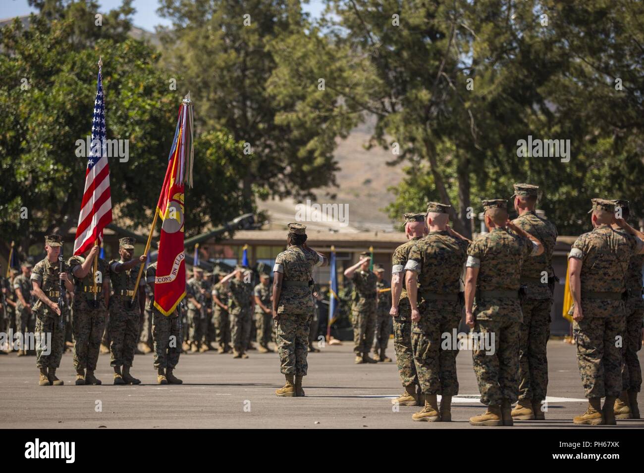 Stati Uniti Marines con 2° Battaglione, xi reggimento Marini, 1° Divisione Marine, salutate durante un cambio del comando cerimonia al Marine Corps base Camp Pendleton, California, 26 giugno 2018. La modifica del comando cerimonia ha rappresentato il passaggio ufficiale delle autorità del comandante offgoing, Lt. Col Patrick F. Eldridge, per il comandante in arrivo, Lt. Col. Caleb Hyatt. Foto Stock