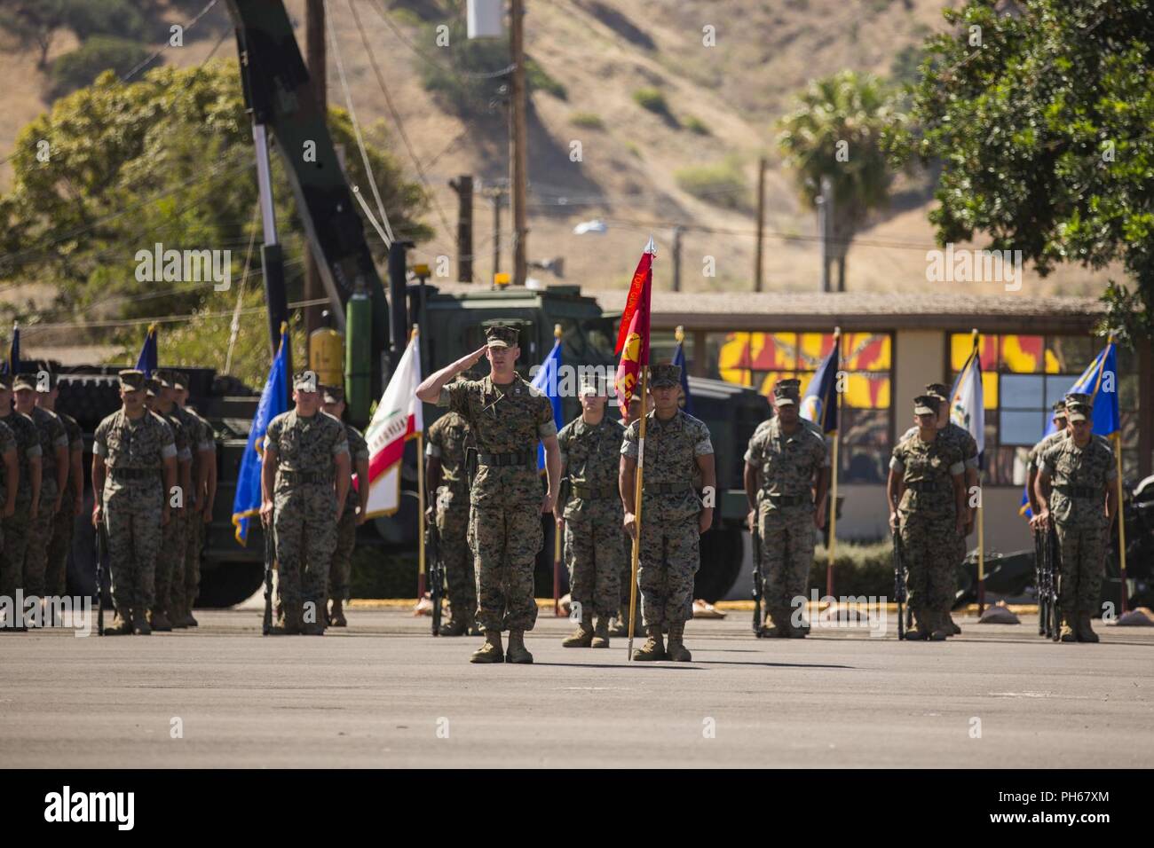 Un U.S. Marine con 2° Battaglione, xi reggimento Marini, 1° Divisione Marine, relazioni in durante un cambio del comando cerimonia al Marine Corps base Camp Pendleton, California, 26 giugno 2018. La modifica del comando cerimonia ha rappresentato il passaggio ufficiale delle autorità del comandante offgoing, Lt. Col Patrick F. Eldridge, per il comandante in arrivo, Lt. Col. Caleb Hyatt. Foto Stock