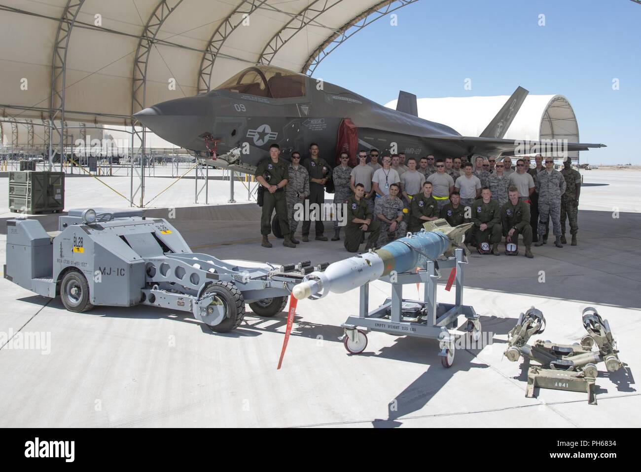 Stati Uniti Marines con Marine Fighter Attack Squadron (VMFA) 122, Marine Corps Air Station (ICM) Yuma, posa per una foto di gruppo con gli Stati Uniti Avieri attaccato al quarto aeromobile unità di manutenzione, Hill Air Force Base in Utah, durante un esercizio su ICM Yuma, Ariz., 26 giugno 2018. L'esercizio testato per la prima volta la interoperabilità di caricamento di sistemi di armi tra i servizi F-35's. Gli Stati Uniti Air Force opera con la F-35un fulmine II, mentre gli Stati Uniti Marine Corps opera con la F-35B Lightning II. Foto Stock