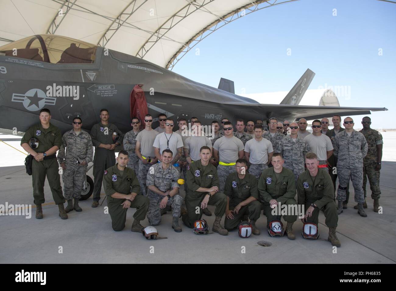 Stati Uniti Marines con Marine Fighter Attack Squadron (VMFA) 122, Marine Corps Air Station (ICM) Yuma, posa per una foto di gruppo con gli Stati Uniti Avieri attaccato al quarto aeromobile unità di manutenzione, Hill Air Force Base in Utah, durante un esercizio su ICM Yuma, Ariz., 26 giugno 2018. L'esercizio testato per la prima volta la interoperabilità di caricamento di sistemi di armi tra i servizi F-35's. Gli Stati Uniti Air Force opera con la F-35un fulmine II, mentre gli Stati Uniti Marine Corps opera con la F-35B Lightning II. Foto Stock