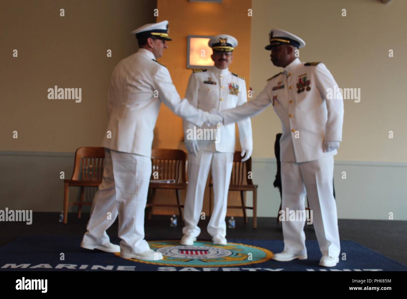 La Cmdr. Aaron demo scaricata della Cmdr. Leon McClain Jr. come il comandante della guardia costiera di sicurezza marina Pittsburgh unità durante un cambio del comando cerimonia di Heinz History Center in Pittsburgh, 27 giugno 2018. - Foto Stock