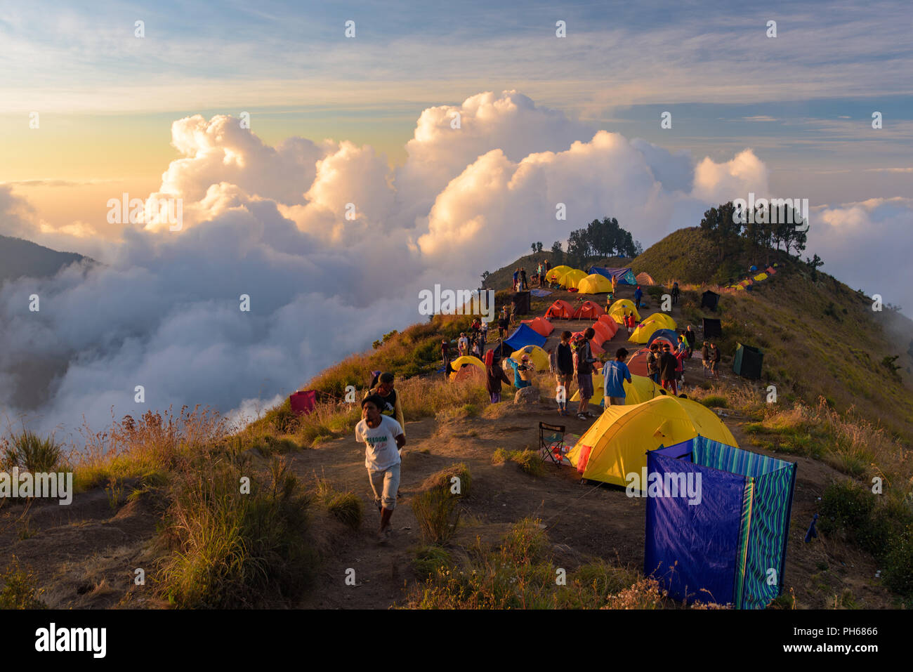 Gli escursionisti camping sul Monte Rinjani, Lombok, Indonesia Foto Stock