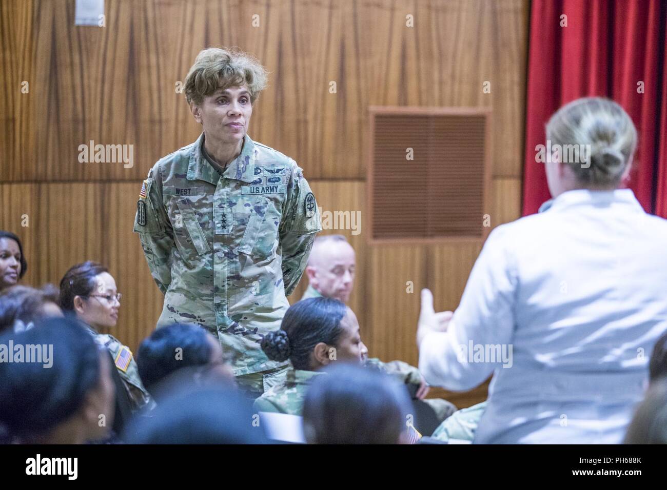 Gli Stati Uniti Army Surgeon General Lt. Gen. Nadja West, comandante della U.S. Army Medical Command, ospitato un municipio presso il Tripler Army Medical Center, 21 giugno per TAMC membri dello staff, beneficiari e altri esercito personale di medicina in tutta l'area di responsabilità per discutere le priorità e il futuro della medicina dell'esercito. Medicina dell'esercito consente la preparazione medica del totale dell'esercito. I comandanti di unità sono responsabili per il soldato disponibilità, ma si basano sulla medicina dell'esercito le competenze tecniche e le capacità per prevenire, individuare e trattare i problemi di salute, ottimizzando le prestazioni del soldato sano Foto Stock