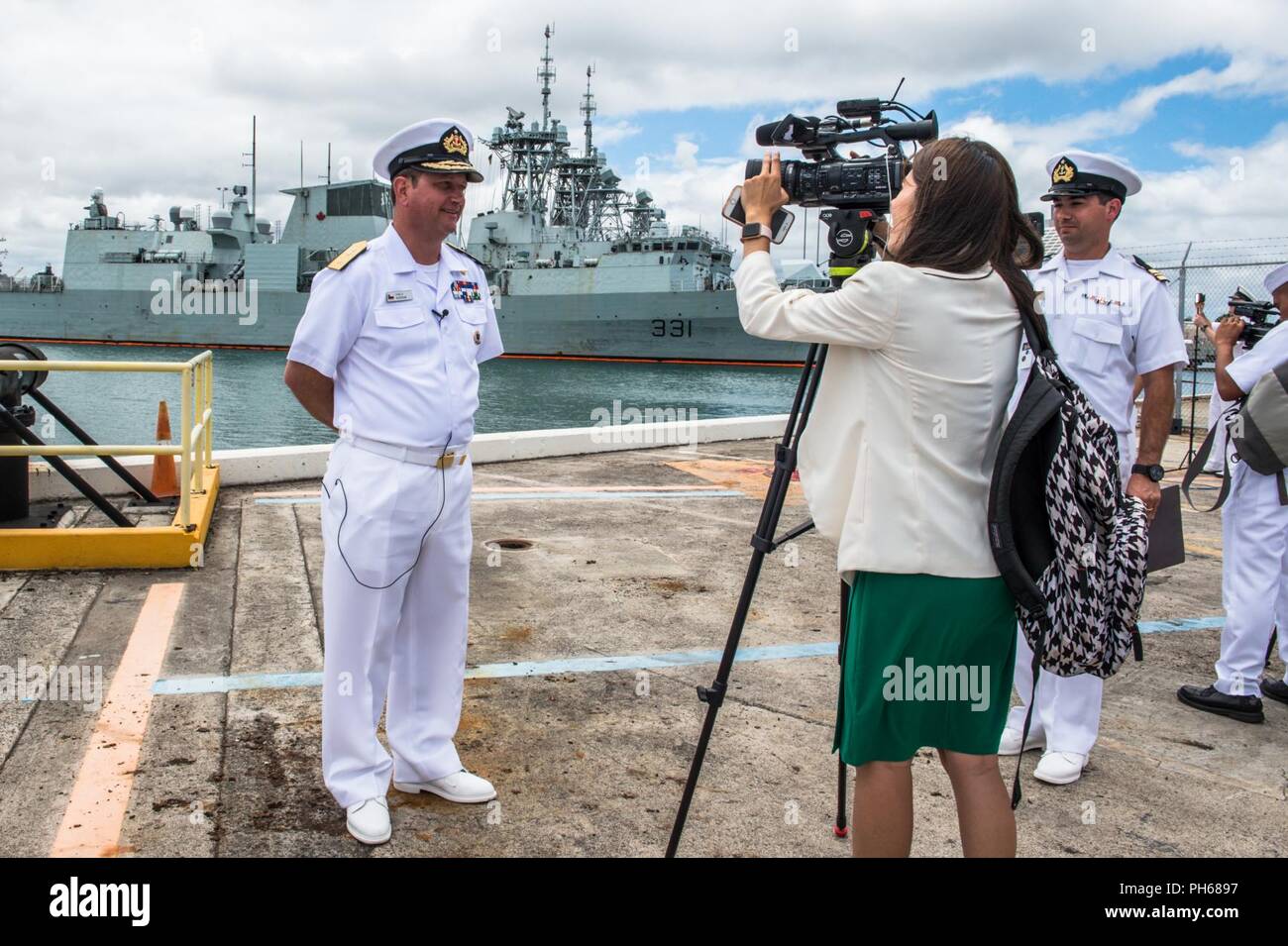 PEARL HARBOR (28 giugno 2018) Commodore cileno Pablo Niemann Figari, forze combinate di componente navale commander per il cerchio del Pacifico (RIMPAC) 2018 esercizio viene intervistato in occasione di una conferenza stampa sulla base comune perla Harbor-Hickam Giugno 28. Venticinque nazioni, più di 45 navi e sottomarini, circa 200 aerei e 25.000 personale partecipano RIMPAC dal 27 giugno al 2 agosto in e intorno alle Isole Hawaii e la California del Sud. Il più grande del mondo marittimo internazionale esercitazione RIMPAC offre una singolare opportunità di formazione promuovendo e sostenendo la cooperativa relativi Foto Stock