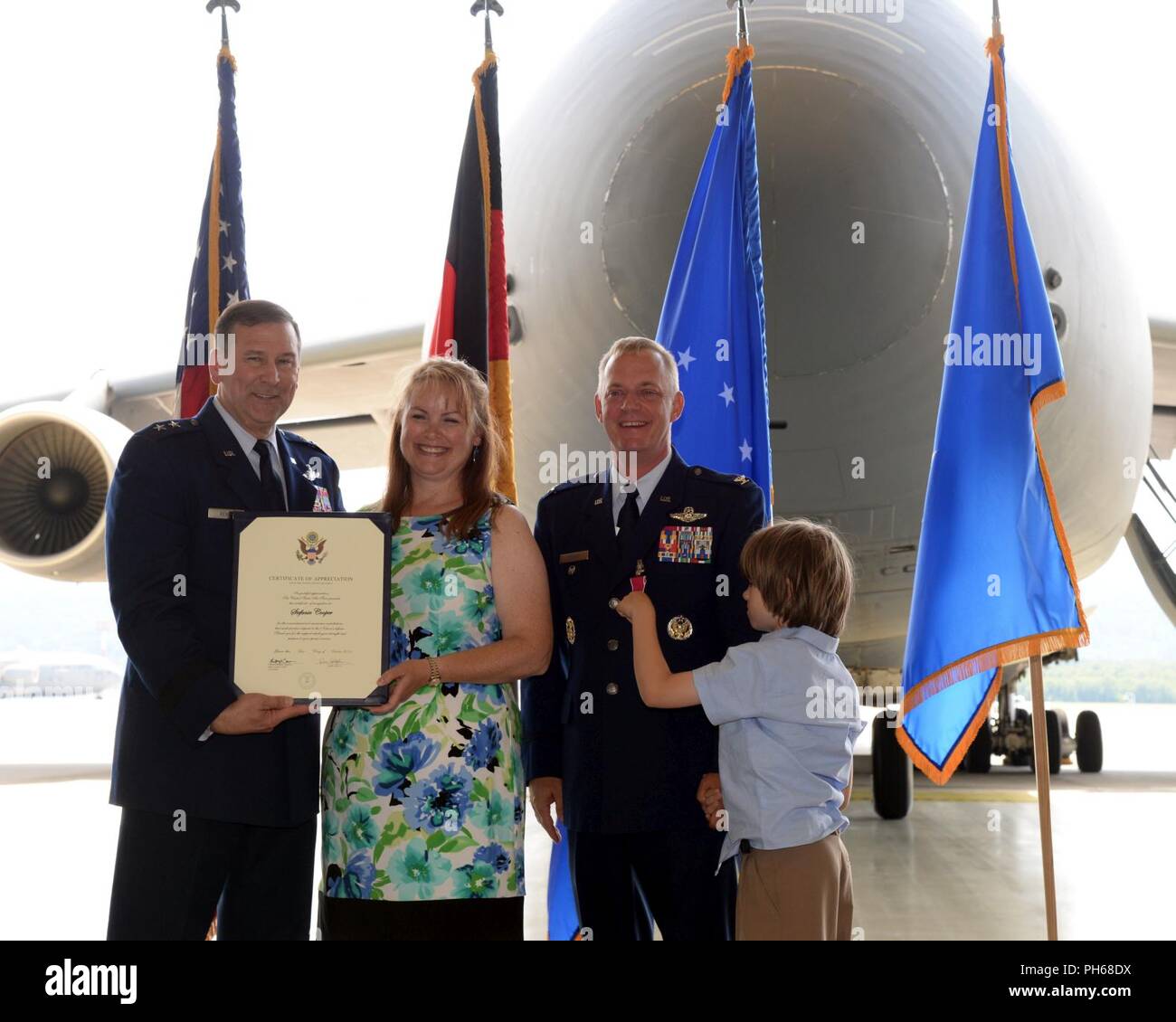 La 521st AMOW fornisce distribuita del comando e controllo, porta antenna e manutenzione aeromobili supporto al DoD organici e contratti di aerei commerciali di ponte aereo di esecuzione e il rifornimento di aria delle missioni in tutta la U.S. Forze aeree in Europa - Forze Aeree Africa area di responsabilità. Foto Stock