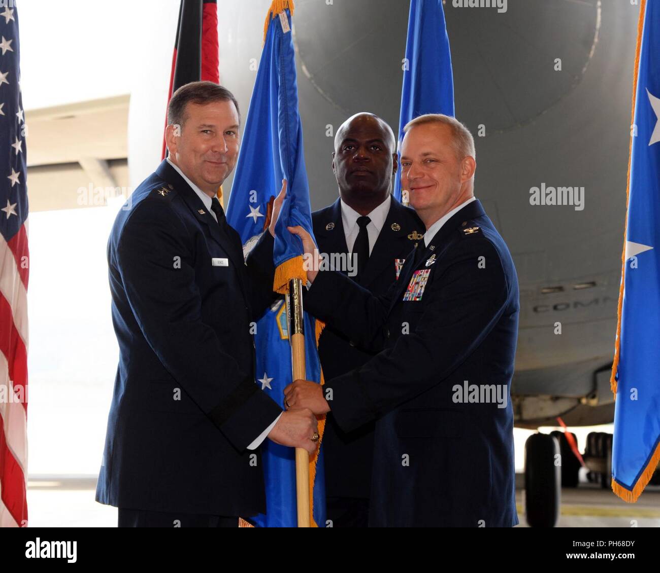 La 521st AMOW fornisce distribuita del comando e controllo, porta antenna e manutenzione aeromobili supporto al DoD organici e contratti di aerei commerciali di ponte aereo di esecuzione e il rifornimento di aria delle missioni in tutta la U.S. Forze aeree in Europa - Forze Aeree Africa area di responsabilità. Foto Stock