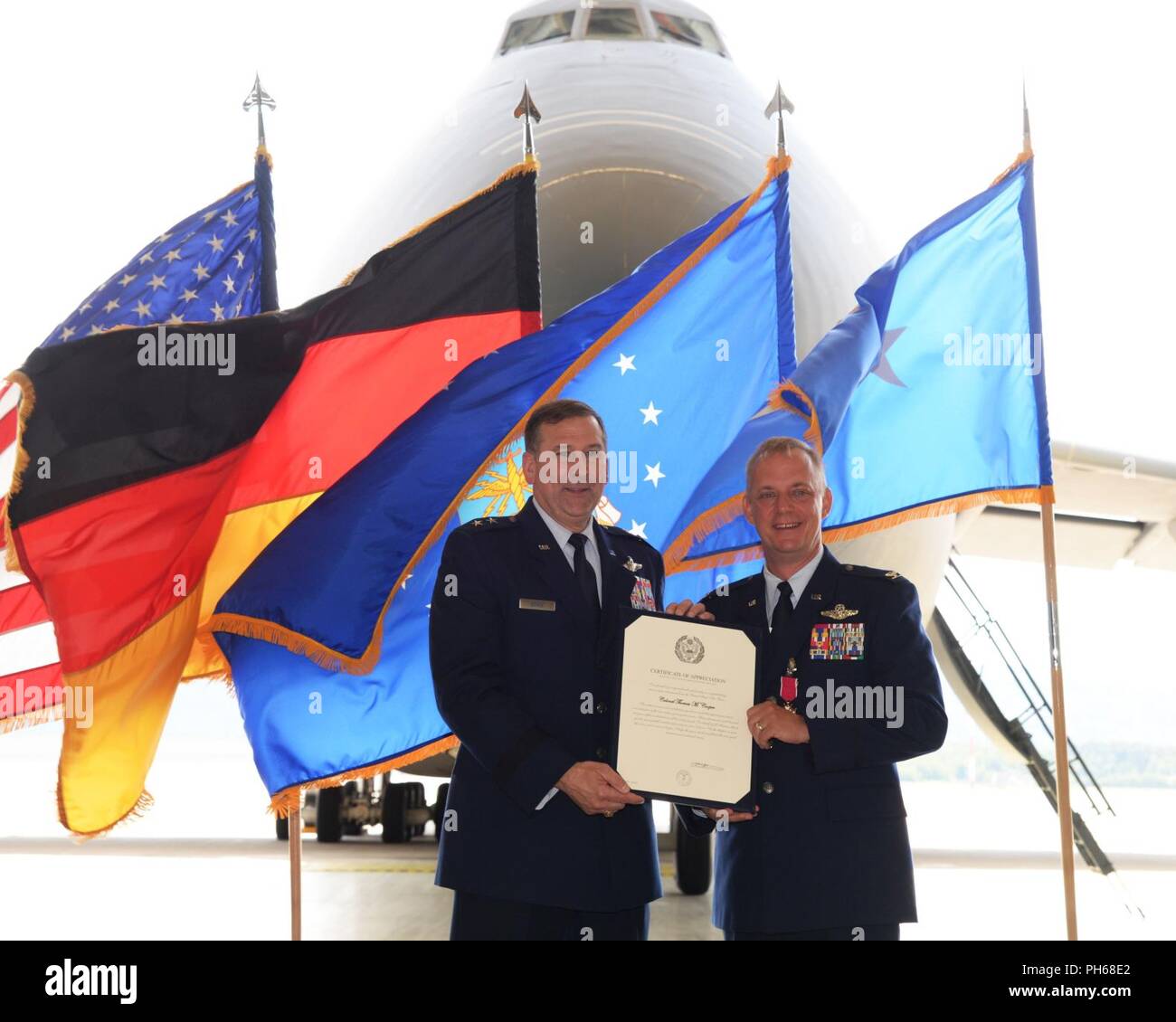 La 521st AMOW fornisce distribuita del comando e controllo, porta antenna e manutenzione aeromobili supporto al DoD organici e contratti di aerei commerciali di ponte aereo di esecuzione e il rifornimento di aria delle missioni in tutta la U.S. Forze aeree in Europa - Forze Aeree Africa area di responsabilità. Foto Stock