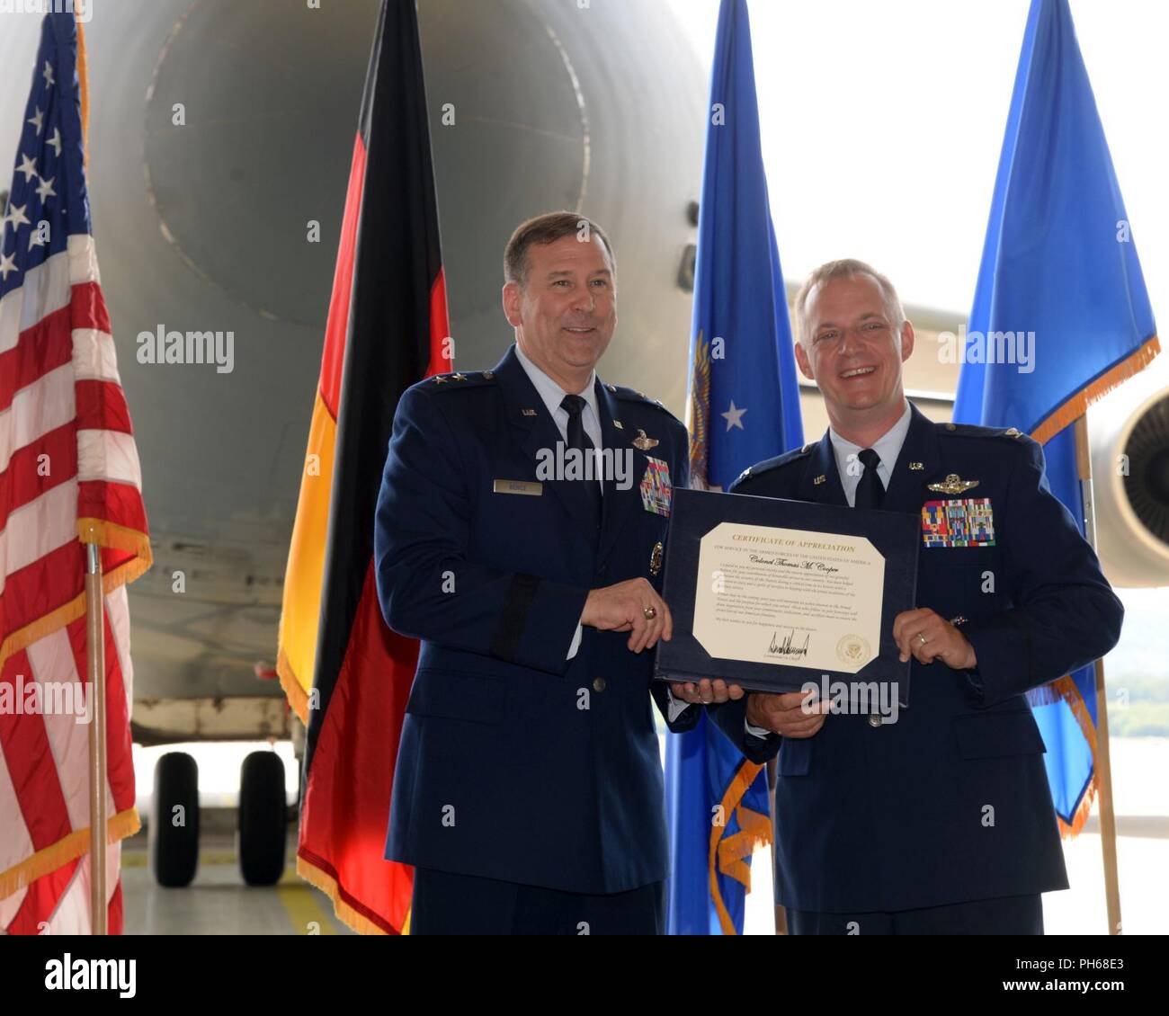 La 521st AMOW fornisce distribuita del comando e controllo, porta antenna e manutenzione aeromobili supporto al DoD organici e contratti di aerei commerciali di ponte aereo di esecuzione e il rifornimento di aria delle missioni in tutta la U.S. Forze aeree in Europa - Forze Aeree Africa area di responsabilità. Foto Stock