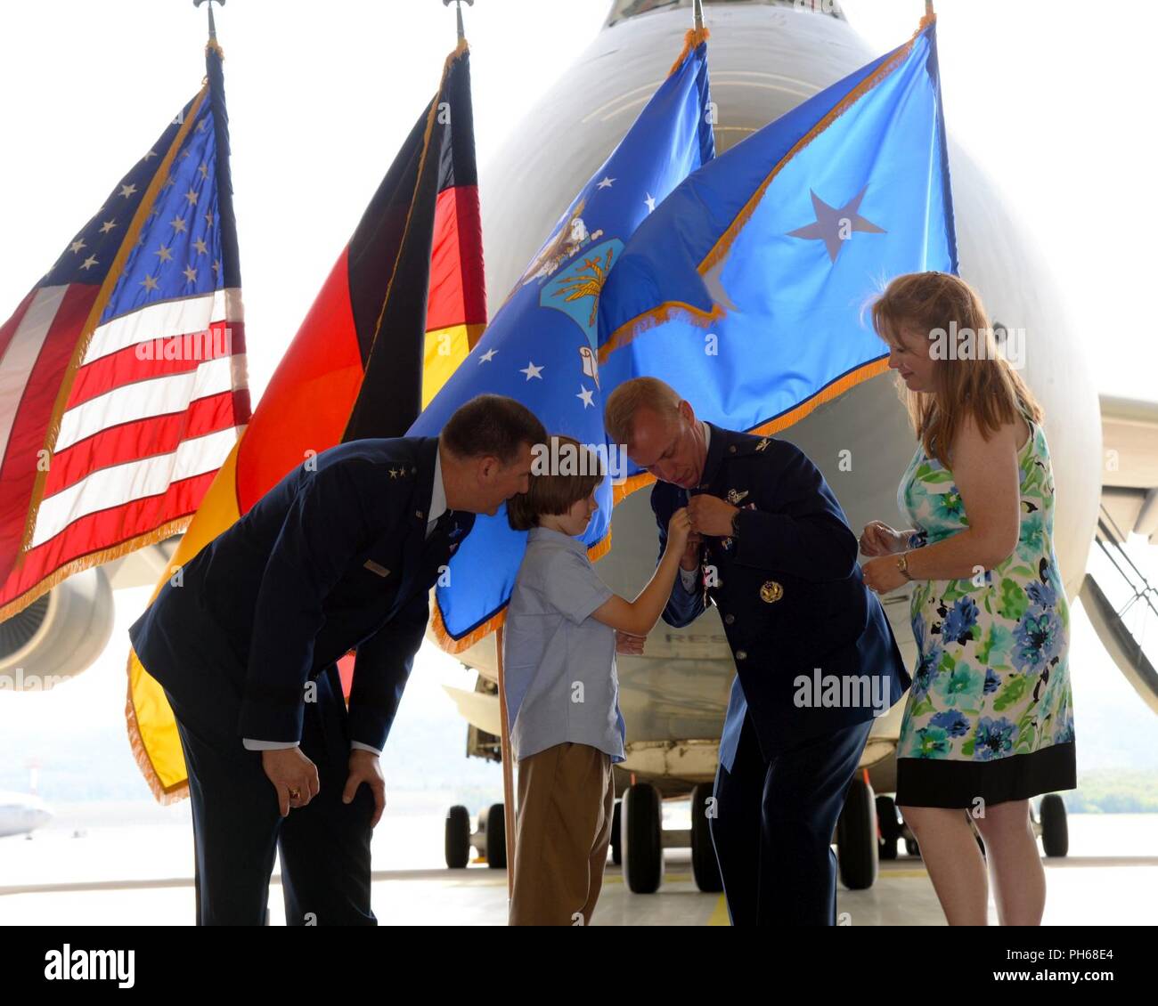 La 521st AMOW fornisce distribuita del comando e controllo, porta antenna e manutenzione aeromobili supporto al DoD organici e contratti di aerei commerciali di ponte aereo di esecuzione e il rifornimento di aria delle missioni in tutta la U.S. Forze aeree in Europa - Forze Aeree Africa area di responsabilità. Foto Stock