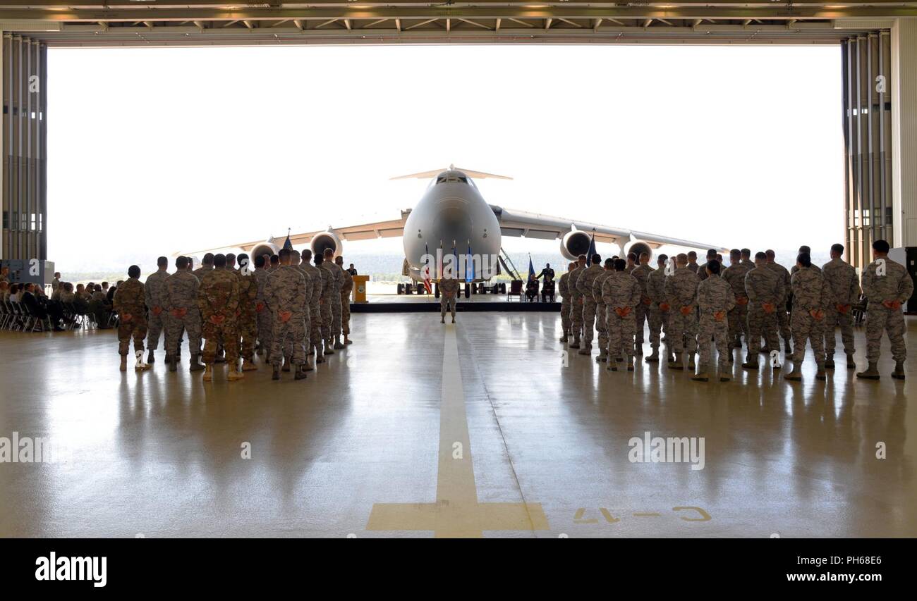 La 521st AMOW fornisce distribuita del comando e controllo, porta antenna e manutenzione aeromobili supporto al DoD organici e contratti di aerei commerciali di ponte aereo di esecuzione e il rifornimento di aria delle missioni in tutta la U.S. Forze aeree in Europa - Forze Aeree Africa area di responsabilità. Foto Stock