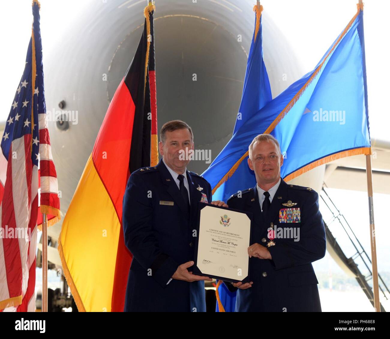 La 521st AMOW fornisce distribuita del comando e controllo, porta antenna e manutenzione aeromobili supporto al DoD organici e contratti di aerei commerciali di ponte aereo di esecuzione e il rifornimento di aria delle missioni in tutta la U.S. Forze aeree in Europa - Forze Aeree Africa area di responsabilità. Foto Stock