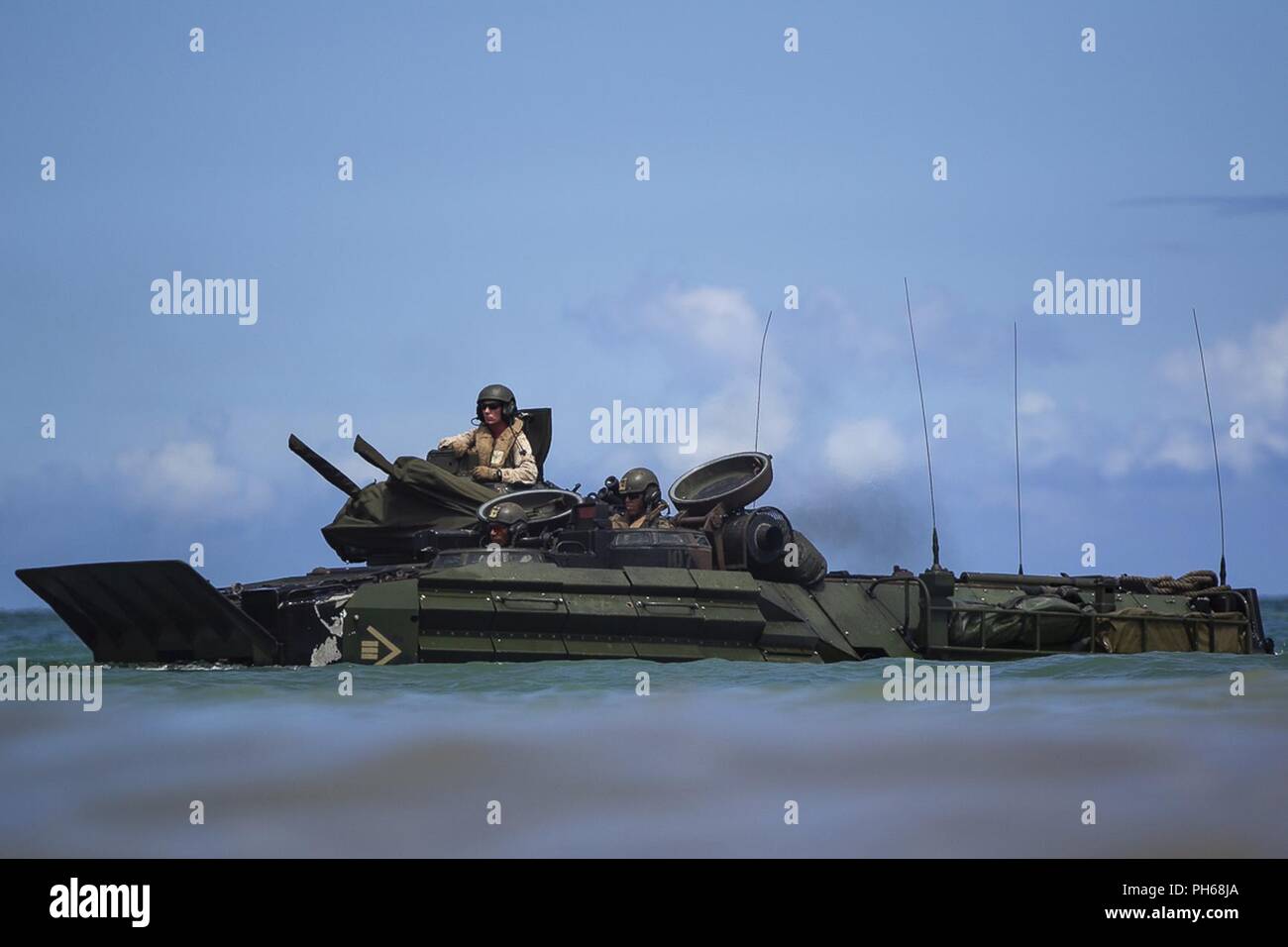 Marines con società di Echo, battaglione atterraggio squadra, 2° Battaglione, 5 Marines, equitazione assalto veicoli anfibi, dirigersi verso la riva durante un assalto meccanizzata come parte del trentunesimo Marine Expeditionary Unit MEU dell esercizio, vicino al villaggio di Ginoza, Okinawa, in Giappone, 28 giugno 2018. Marines e marinai con Echo società effettuate l'ultimo evento di formazione di MEUEX, un assalto lanciato dal Camp Schwab e targeting città di combattimento, parte di Okinawa centrale dell'area di formazione. Marines con società di ECHO, l'assalto meccanizzata elemento con BLT 2/5, partner con AAV equipaggi per effettuare incursioni e attacchi lanciati Foto Stock