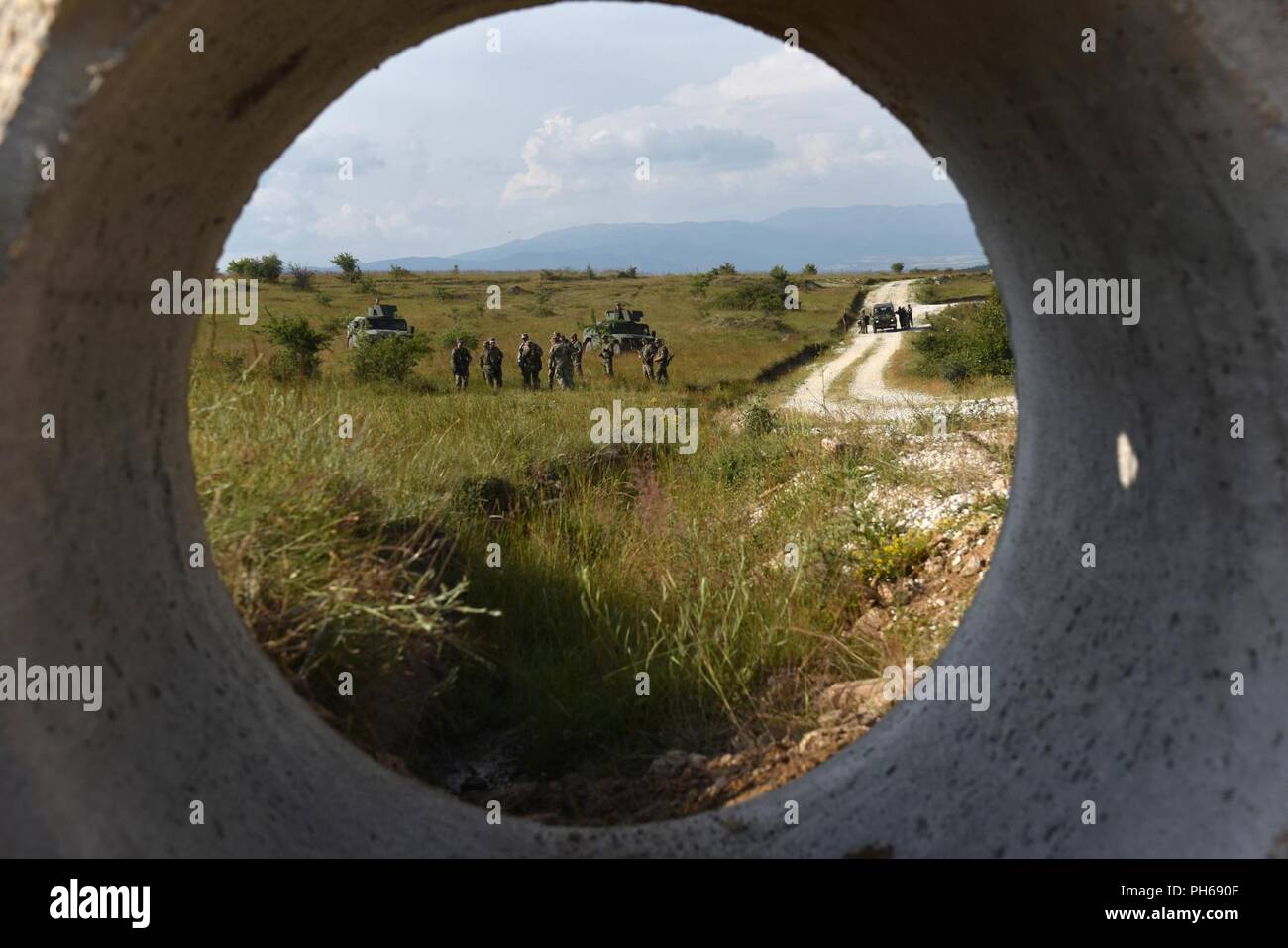 I soldati assegnati per il bulgaro delle forze armate e delle forze armate della Repubblica del Montenegro, serbo delle Forze Armate e gli Stati Uniti Army National Guard per discutere un offensiva operations piano prima di un campo di formazione esercitare, 18 giugno 2018, durante l'esercizio Platinum Wolf. Circa 90 soldati da entrambi la 269Polizia Militare Company, Tennessee la Guardia Nazionale e il 838th Polizia Militare Company, Ohio Guardia Nazionale, ha partecipato a due settimane di pace multinazionale esercizio che ha portato il 10 unite assieme per migliorare la cooperazione militare e l'interoperabilità in Serbia meridionale e Base Borovac Area Formazione, Foto Stock