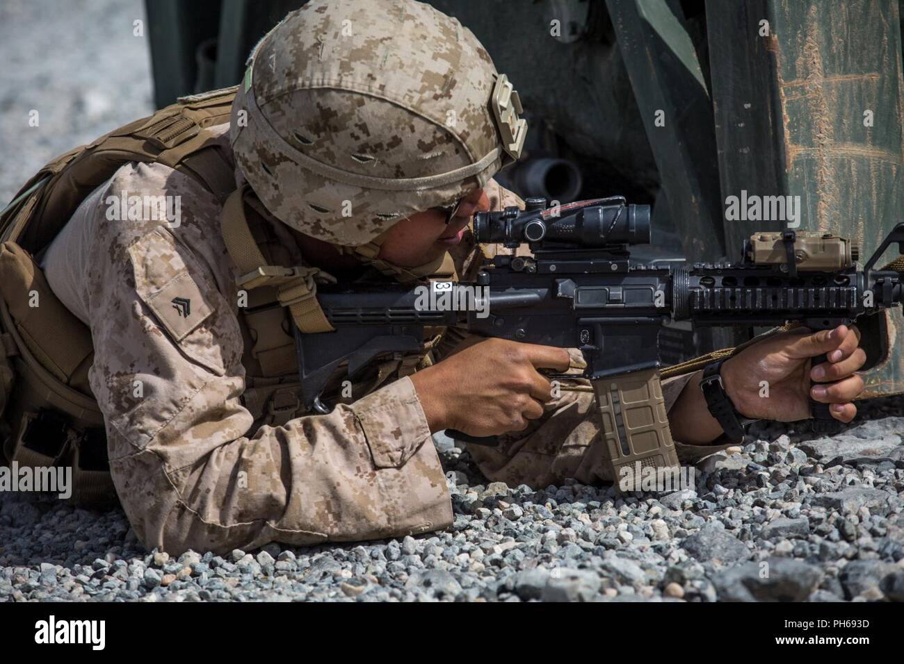 Località segreta, MEDIO ORIENTE - USA Marine Corps Cpl. Andrew Farfan, un tecnico di munizioni con logistica di combattimento il distacco 37 (CLD-37) attaccato a scopo speciale Air-Ground Marine Task Force, crisi Response-Central comando, fornisce la sicurezza durante una pattuglia Giugno 28, 2018. CLD-37 condotte pattuglie simulato di entrata e il punto di controllo formazione per preparare per i prossimi esercizi. Foto Stock