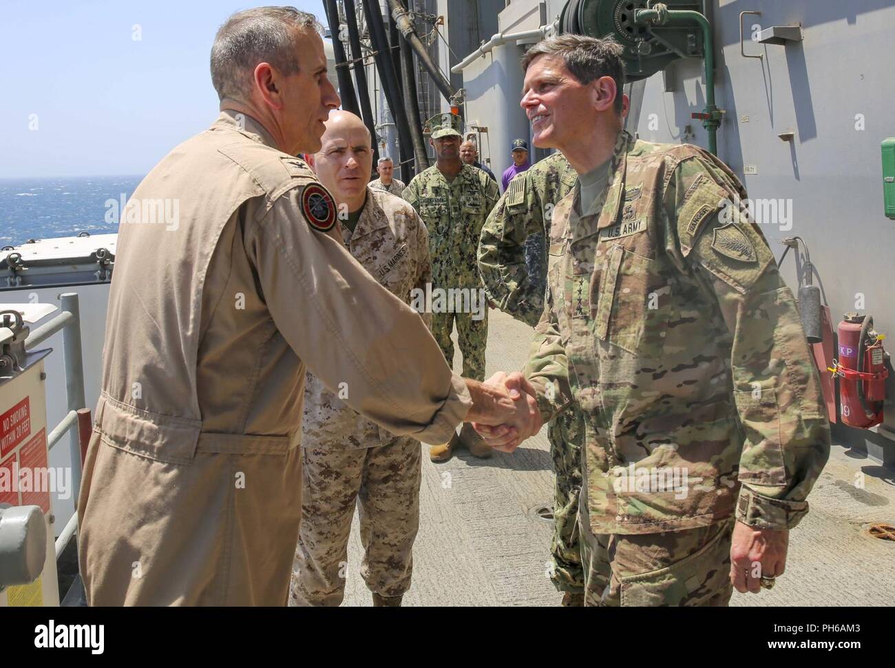 Golfo Arabico (22 giugno 2018) DEGLI STATI UNITI Esercito gen. Giuseppe Votel, commander, U.S. Comando centrale, saluta il cap. Giuseppe O'Brien, Comandante della USS Iwo Jima a bordo del Wasp-classe assalto anfibio nave USS Iwo Jima (LHD 7), 22 giugno 2018. Votel, Vice Adm. Scott Stearney, commander, U.S. Forze Navali del comando centrale e di altri illustri visitatori hanno preso un tour di Iwo Jima e parlato con i membri dell'equipaggio e Marines con la ventiseiesima Marine Expeditionary Unit, che sono attualmente dispiegati per gli Stati Uniti Quinta Flotta di azioni di sostegno le operazioni di sicurezza marittima per rassicurare gli alleati e partner un Foto Stock