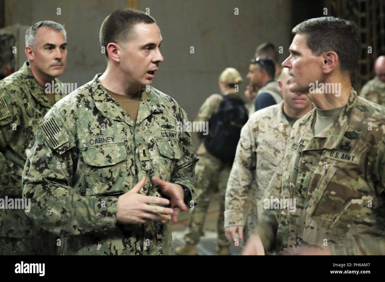 Golfo Arabico (22 giugno 2018) DEGLI STATI UNITI Esercito gen. Giuseppe Votel, commander, U.S. Comando centrale, parla con gli Stati Uniti Navy Ensign Brandon Carney a bordo del Wasp-classe assalto anfibio nave USS Iwo Jima (LHD 7), 22 giugno 2018. Votel, Vice Adm. Scott Stearney, commander, U.S. Forze Navali del comando centrale e di altri illustri visitatori hanno preso un tour di Iwo Jima e parlato con i membri dell'equipaggio e Marines con la ventiseiesima Marine Expeditionary Unit, che sono attualmente dispiegati per gli Stati Uniti Quinta Flotta di azioni di sostegno le operazioni di sicurezza marittima per rassicurare gli alleati e partner e preservare la libertà o Foto Stock