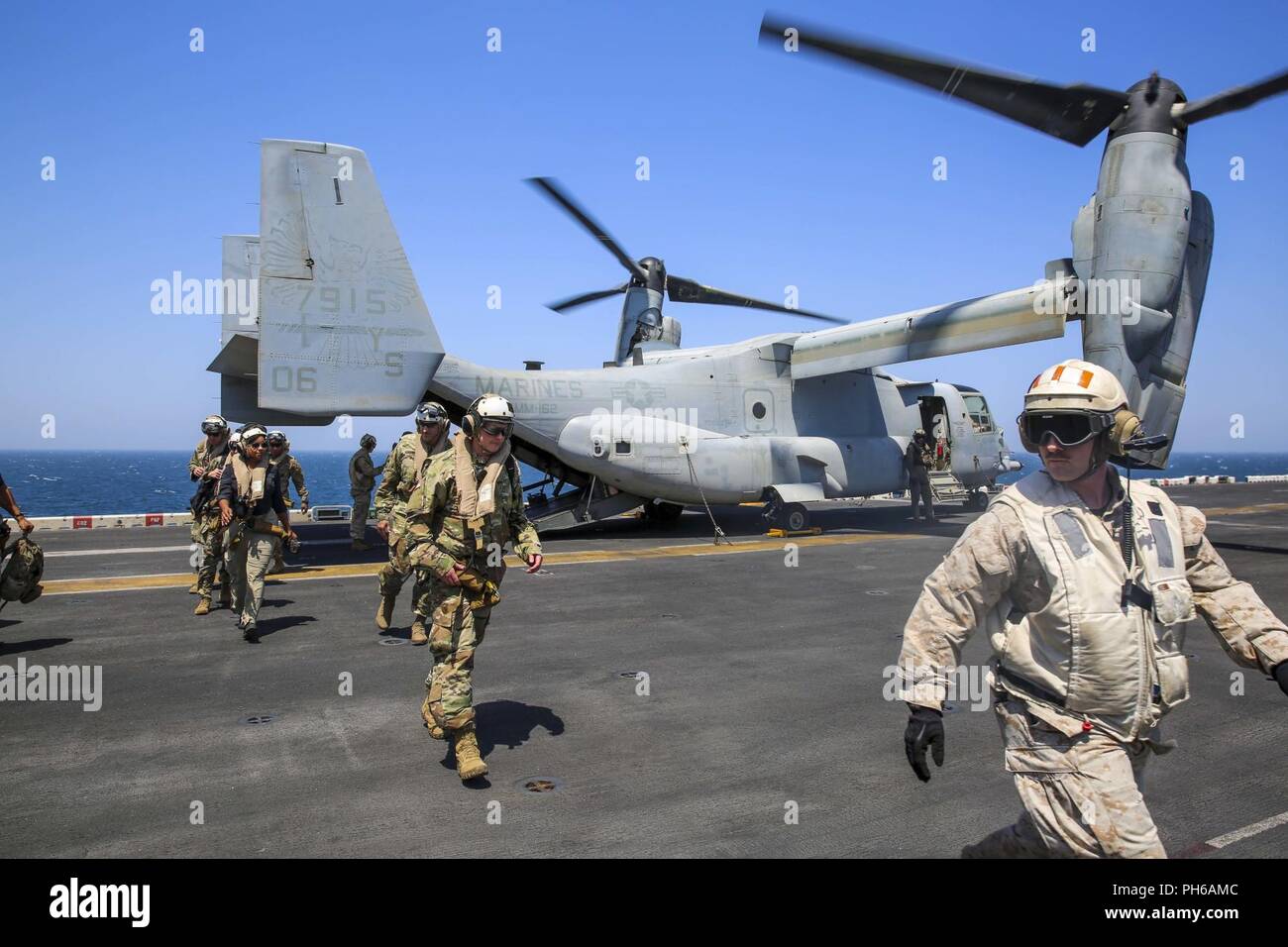 Golfo Arabico (22 giugno 2018) Illustri visitatori sbarcare una MV-22B Osprey a bordo del Wasp-classe assalto anfibio nave USS Iwo Jima (LHD 7), 22 giugno 2018. Stati Uniti Esercito gen. Giuseppe Votel, commander, U.S. Comando centrale, U.S. Navy Vice Adm. Scott Stearney, commander, U.S. Forze Navali del comando centrale e di altri illustri visitatori hanno preso un tour ofIwo Jima e parlato con i membri dell'equipaggio e Marines con la ventiseiesima Marine Expeditionary Unit, che sono attualmente dispiegati per gli Stati Uniti Quinta Flotta di azioni di sostegno le operazioni di sicurezza marittima per rassicurare gli alleati e partner e di preservare la liberata Foto Stock