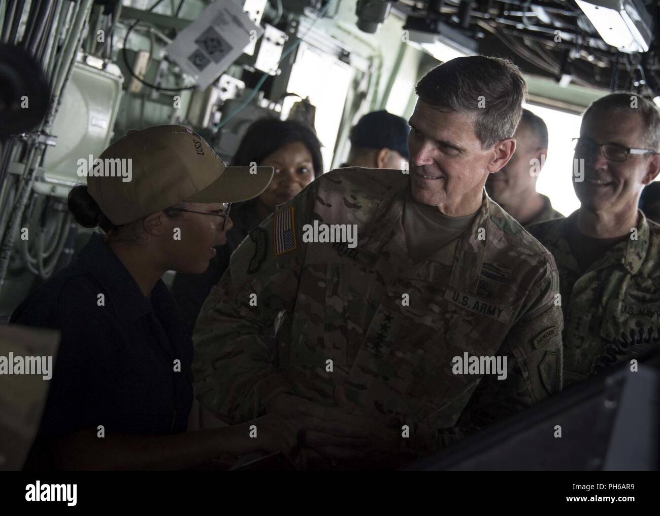 Golfo Arabico (22 giugno 2018) DEGLI STATI UNITI Esercito gen. Giuseppe Votel, comandante della U.S. Comando centrale, colloqui con marinaio Almgren Regina del pilota di casa del Wasp-classe assalto anfibio nave USS Iwo Jima (LHD 7). Iwo Jima, homeported a Mayport Fla., è sulla distribuzione per gli Stati Uniti Quinta Flotta area di operazioni a sostegno della sicurezza marittima operazioni per rassicurare gli alleati e partner e preservare la libertà di navigazione e il libero flusso di commercio nella regione. Foto Stock