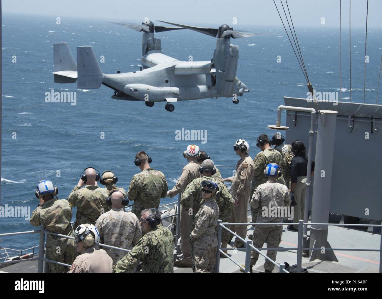 Golfo Arabico (22 giugno 2018) DEGLI STATI UNITI Esercito gen. Giuseppe Votel, comandante della U.S. Il comando centrale e di altri illustri visitatori guarda una dimostrazione di volo mentre touring il Wasp-classe assalto anfibio nave USS Iwo Jima (LHD 7). Iwo Jima, homeported a Mayport Fla., è sulla distribuzione per gli Stati Uniti Quinta Flotta area di operazioni a sostegno della sicurezza marittima operazioni per rassicurare gli alleati e partner e preservare la libertà di navigazione e il libero flusso di commercio nella regione. Foto Stock